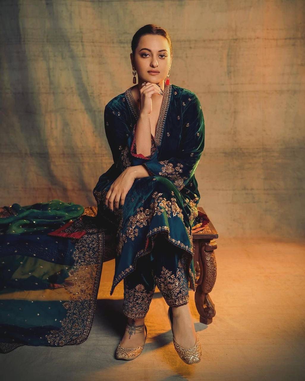 Sonakshi nine thousand Velvet Royal Elegant Suit Set