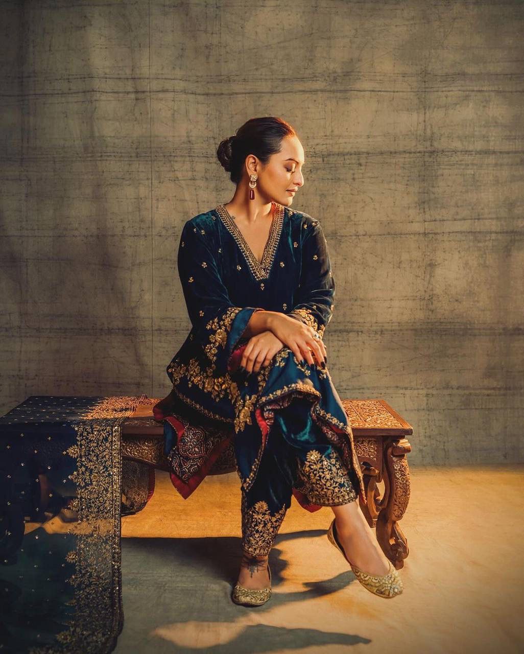 Sonakshi nine thousand Velvet Royal Elegant Suit Set