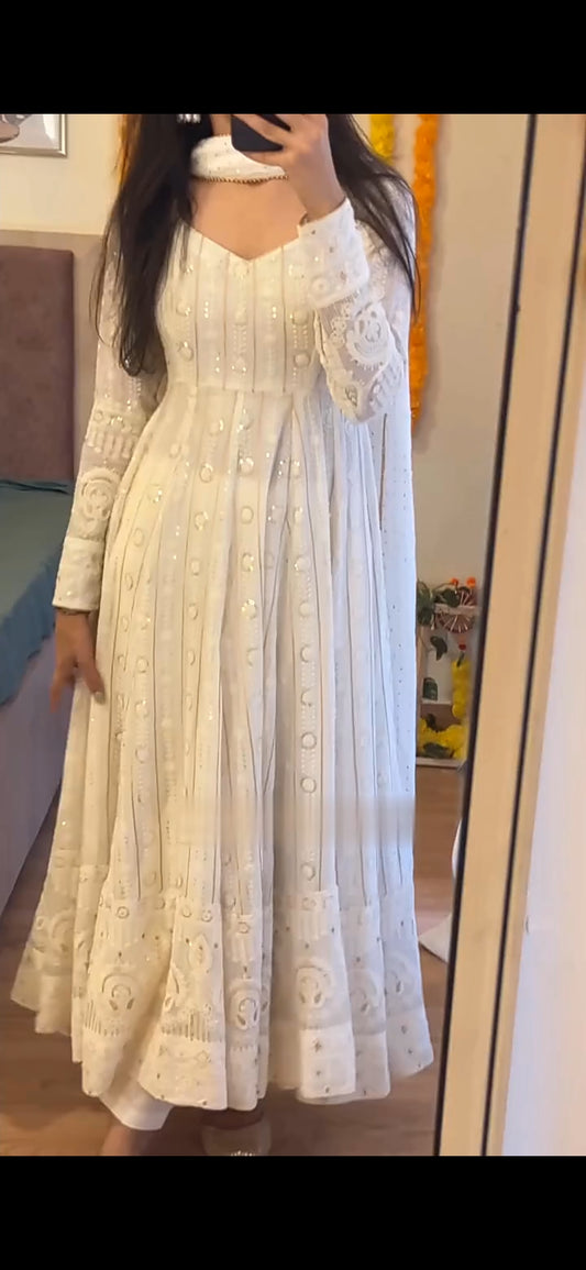 KINJU'S WHITE COLOURED ANARKALI SUIT SET.